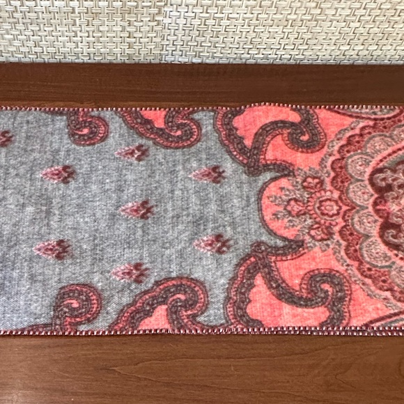 🌟HP🌟NWOT Cashmink Red & Gray Paisley Scarf V. FRAAS - Picture 9 of 13